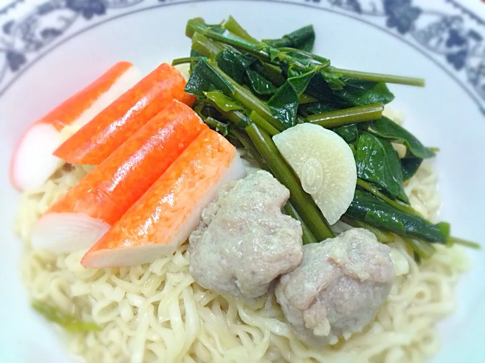 Instant noodles with crab stick, pork balls and veggies|Yui Phiphitphakdiさん