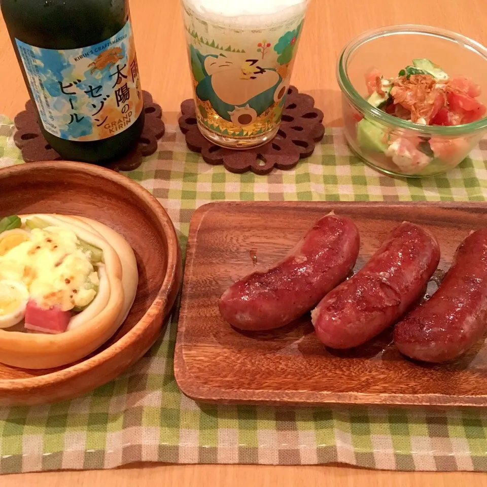 手作りパンと馬肉のサルシッチャとサラダとビール|かぴこさん