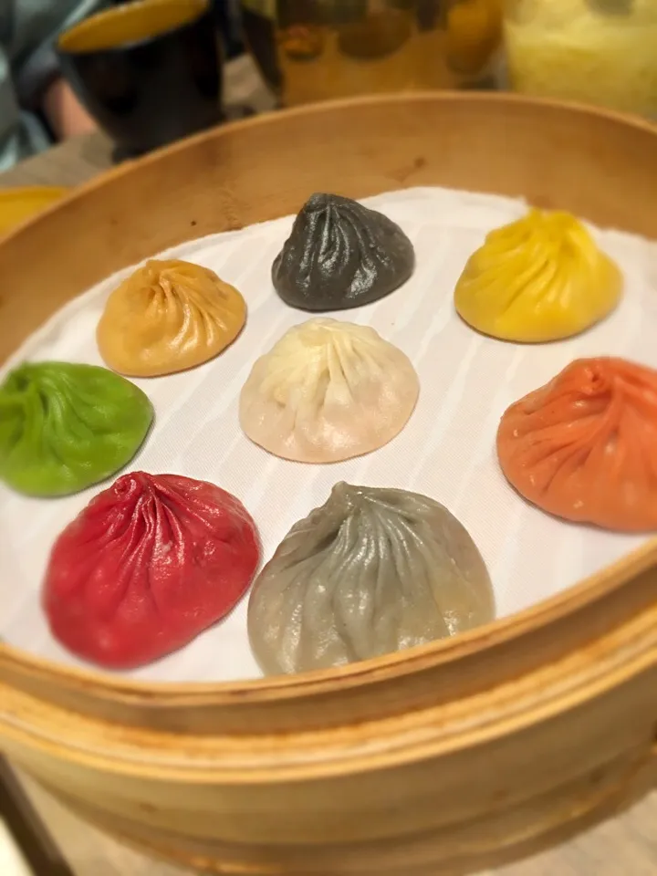 8 distinct flavors start with the original flavor followed by the green ginseng and in a clockwise direction ending with Szechuan xiao long bao.|Carol Yewさん