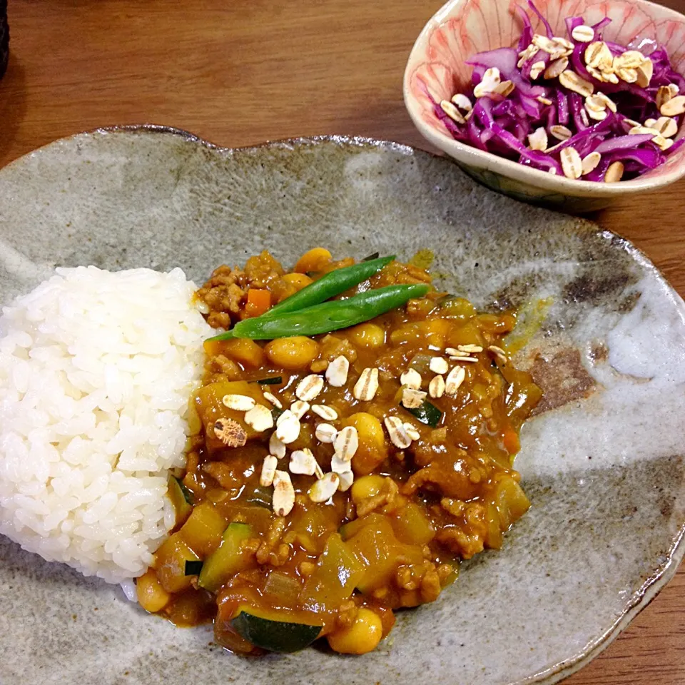 ズッキーニと大豆のドライカレー&紫キャベツのオリースサラダ♪大麦フレーク乗せ|♪なつぱんだ♪さん