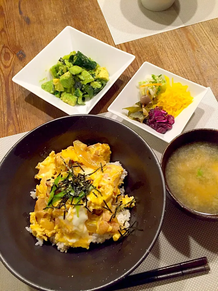 今日は冷蔵庫にある物で親子丼🐔叩ききゅうりとアボカド、わかめのナムル🍃お漬物、お豆腐、オクラ、油揚げのお味噌汁💛|まみりんごさん