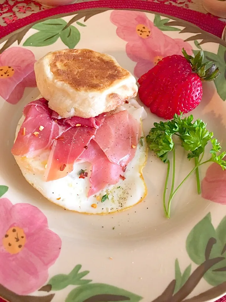 English muffin with prosciutto de parma & egg|🌺IAnneさん