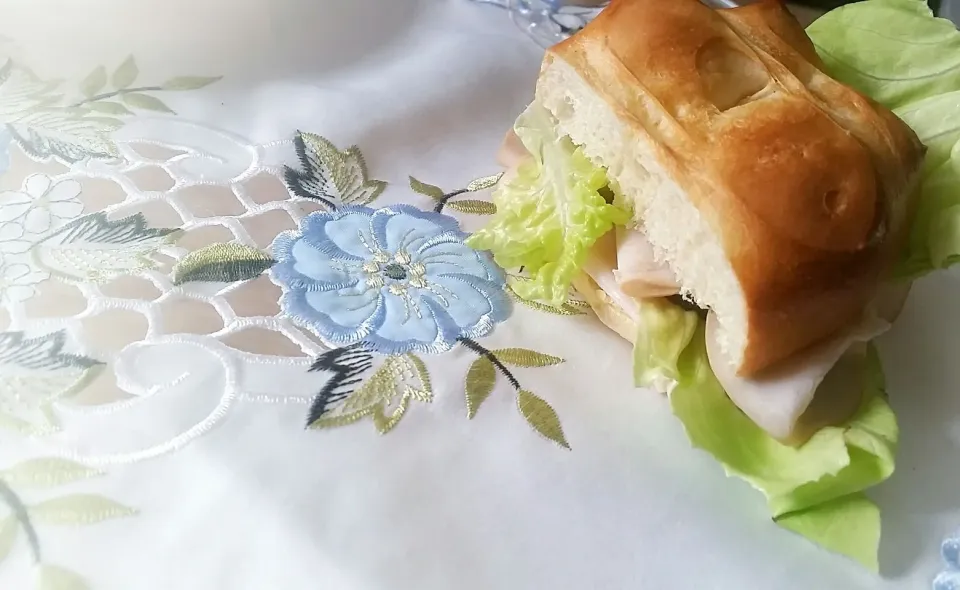 my Saturday favourite sandwich with
a little butter, thin chicken, fresh salad a pinch mayonnaise and sweet-sour mini cucumbers

 #sandwich #chicken|Najeskaさん