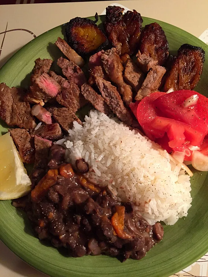 NEWYORK STRIP MEDIUM with Jasmine rice, fried plantain, fresh made black beans. And lime for my bananas.|Polly Annaさん