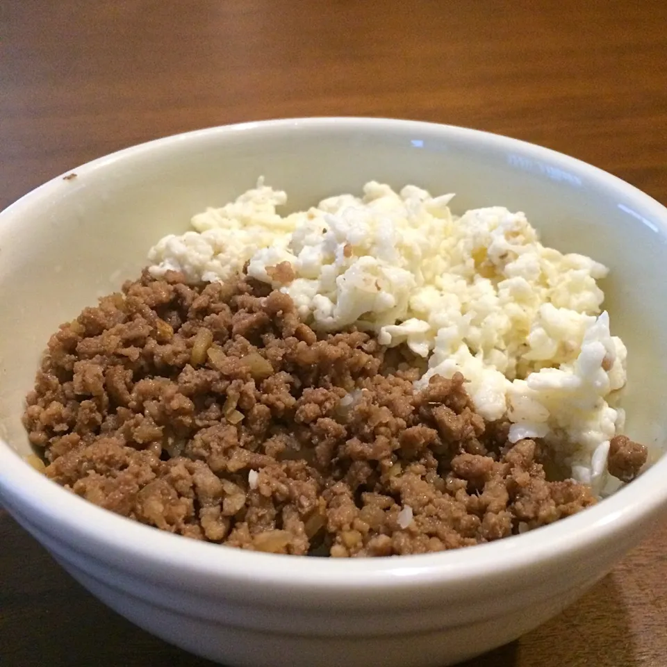 Snapdishの料理写真:白いそぼろ丼！|まきんすぱん///さん