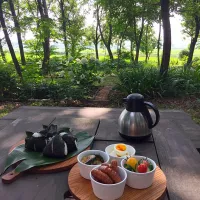 Snapdishの料理写真:雑木林で朝ご飯
梅干しおにぎり
安いウィンナー
ズッキーニのオリーブオイル炒め
トマトとキュウリの浅漬け
茹で過ぎた卵