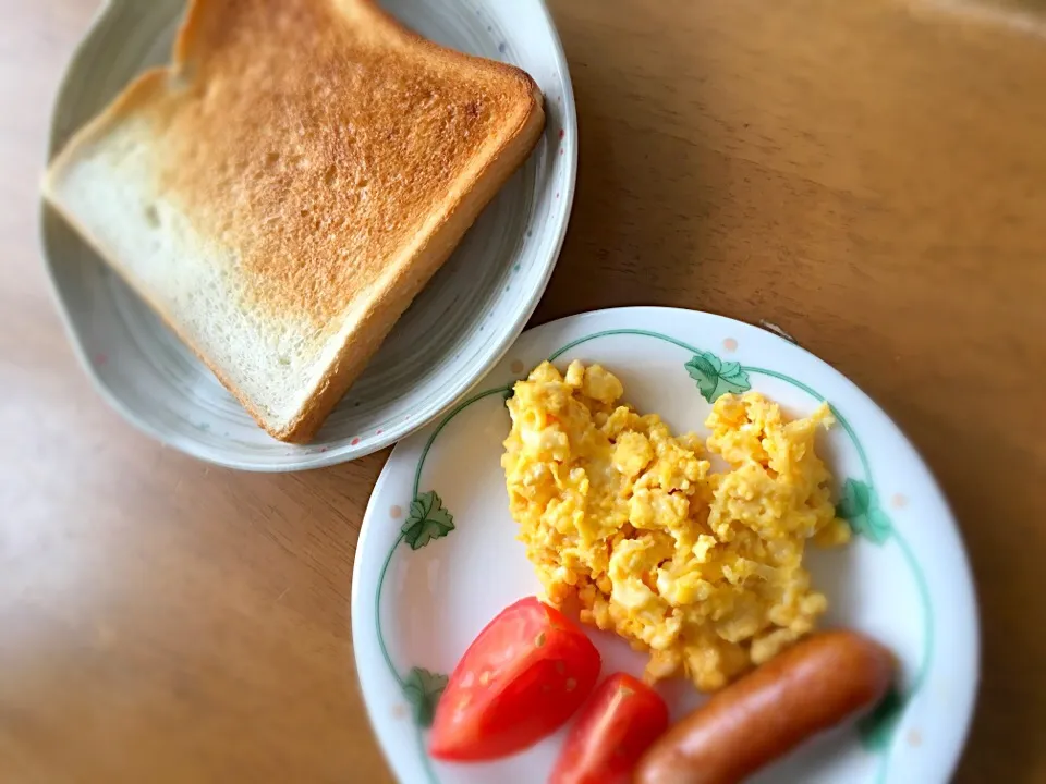 本日の朝食🍞スクランブルエッグetc
👧娘ちゃん作|kiroさん