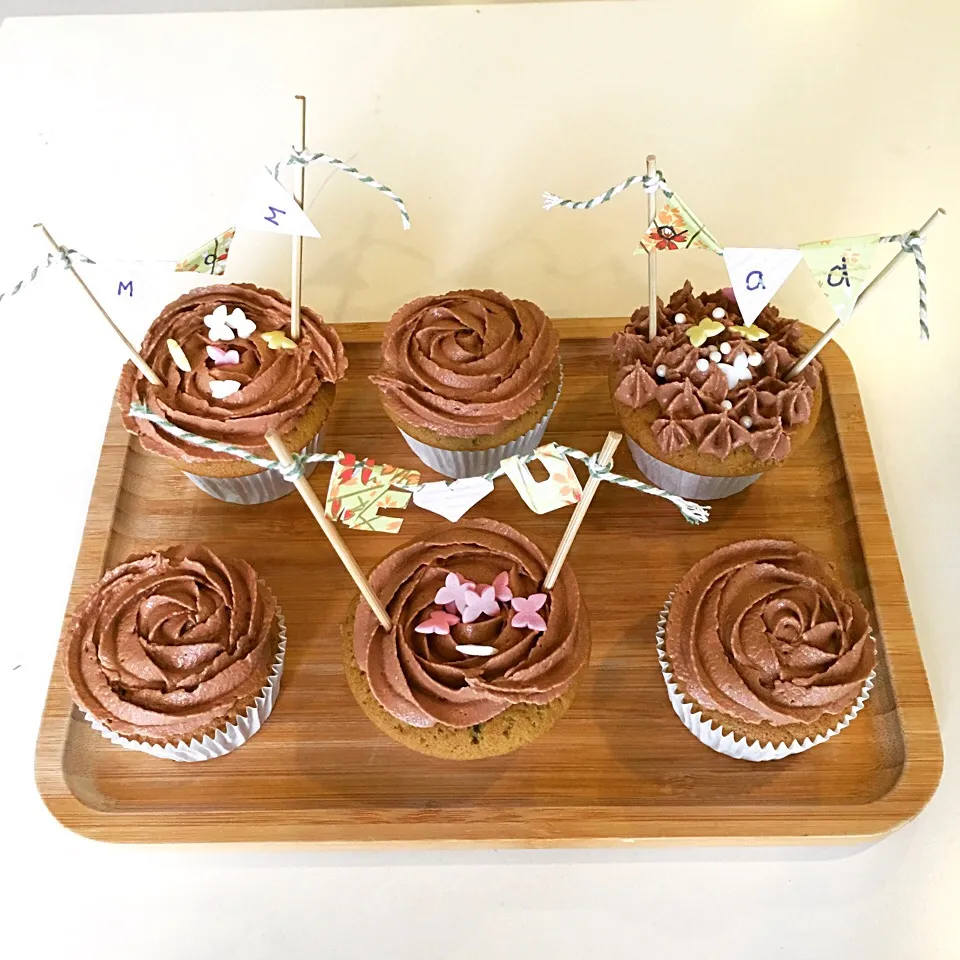 Mum and dad we love you buntings on green tea cupcakes with chocolate cream frosting|Tinky 🍒さん