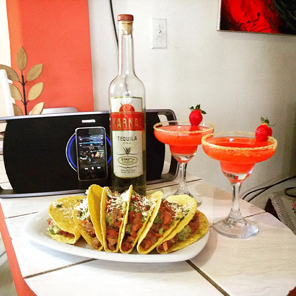 Snapdishの料理写真:Tacos & Margarita fresa|Tanabata Joeさん