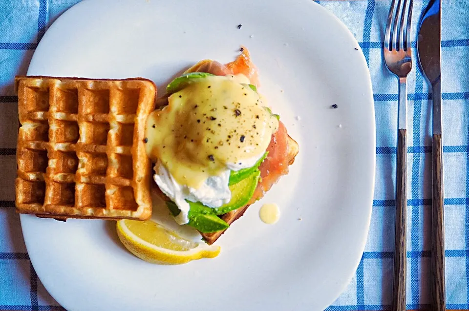 Egg Benedict Waffles with Smoke Salmon & Avocado|Misstyさん