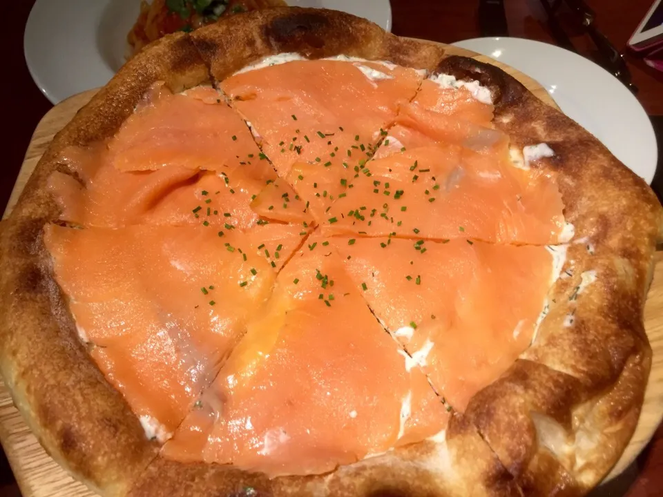 Smoked salmon with dill cream pizza|sgさん