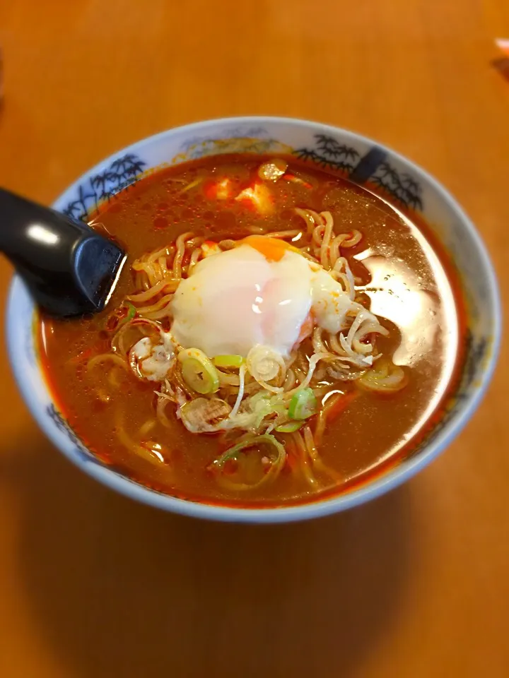 辛みそラーメン！
辛いから温玉のせたけど辛い〜|ツツヤンさん