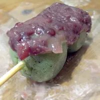 Snapdishの料理写真:Japanese Matcha Mochi topped off w Azuki Red Beans. 😋|Andrea Teeheeさん