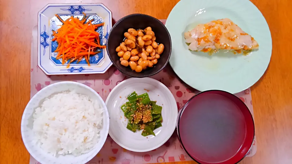 ６月15日　鱈の味噌チーズ焼き　豆と昆布の煮物　ピーマンの塩炒め　にんじんの和風サラダ　わかめスープ|いもこ。さん