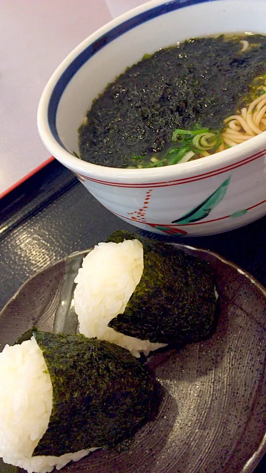 見舞いに病院に来たので、病院内のレストランにて遅めの昼餉で、海苔蕎麦＆おにぎりセットを注文。私は頭と性格以外悪く無いので病院に縁無いな🏥|にゃあ（芸名）さん