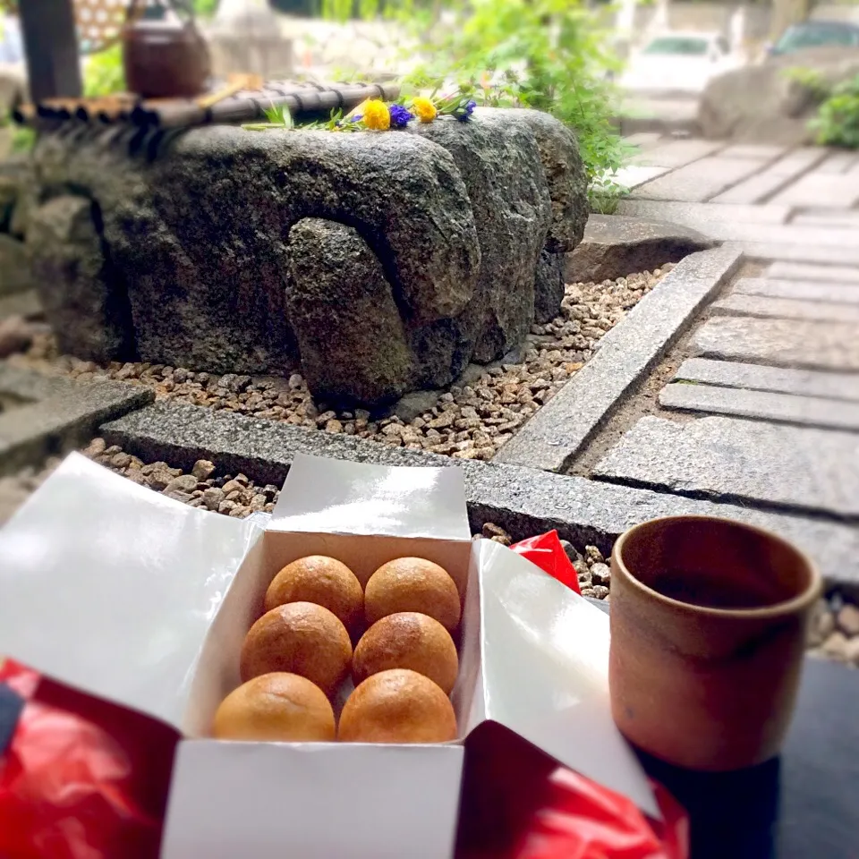 Snapdishの料理写真:つぶら餅、たねや@近江八幡、あずき茶もとても美味しい！|nakさん