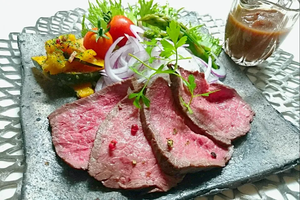 徳之島トトロンヌさんの炊飯器で簡単ローストビーフ|sakurakoさん