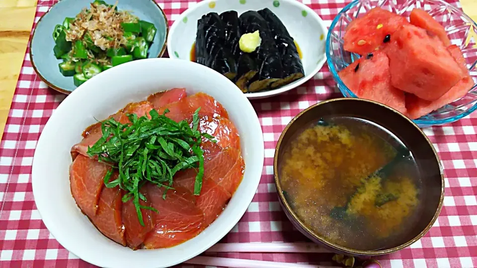 まぐろの漬け丼
オクラおひたし
茄子の揚げ浸し
わかめの味噌汁
スイカ
#夜ご飯
#ボッチ飯|めぐさん