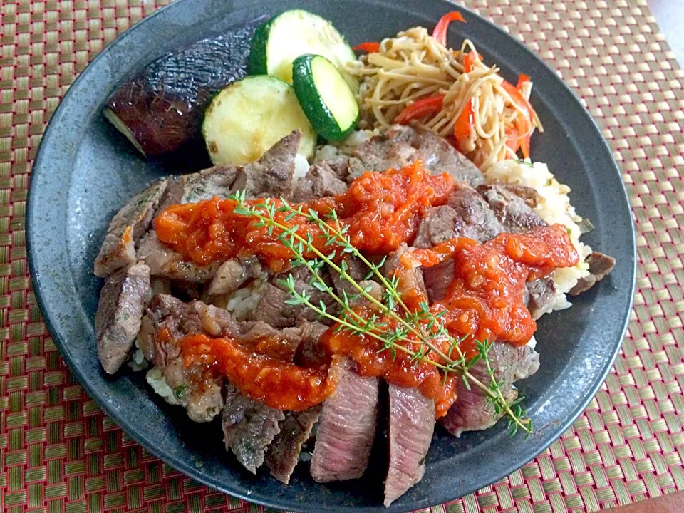 Herb Beef steak Tomato garlic sauce bowl w/Garlic Fried rice🍅🌿 ﾊｰﾌﾞﾋﾞｰﾌｽﾃｰｷw/ﾄﾏﾄｶﾞｰﾘｯｸｿｰｽどぉん❗|🌈Ami🍻さん