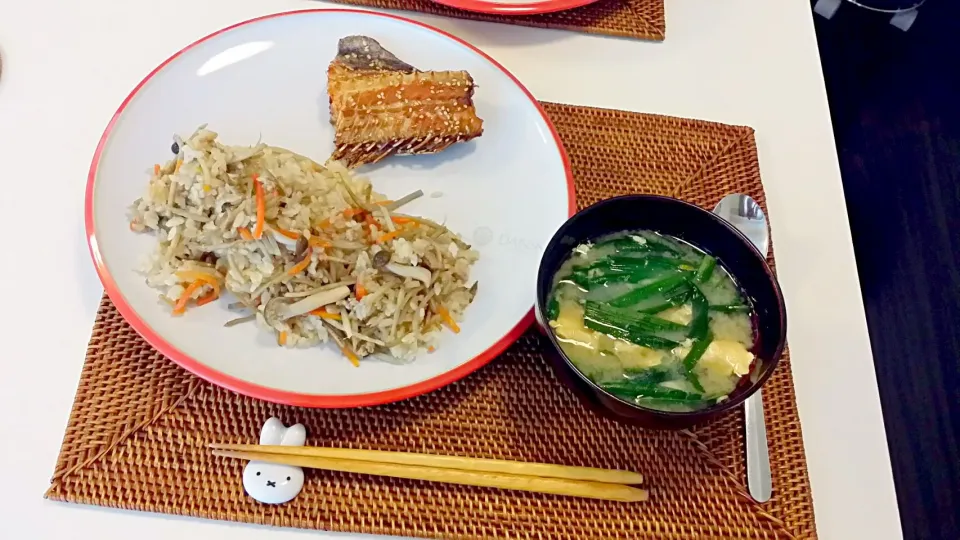 今日の夕食　鶏挽き肉の炊き込みご飯、焼き魚、にらと卵の味噌汁|pinknari🐰🌈さん