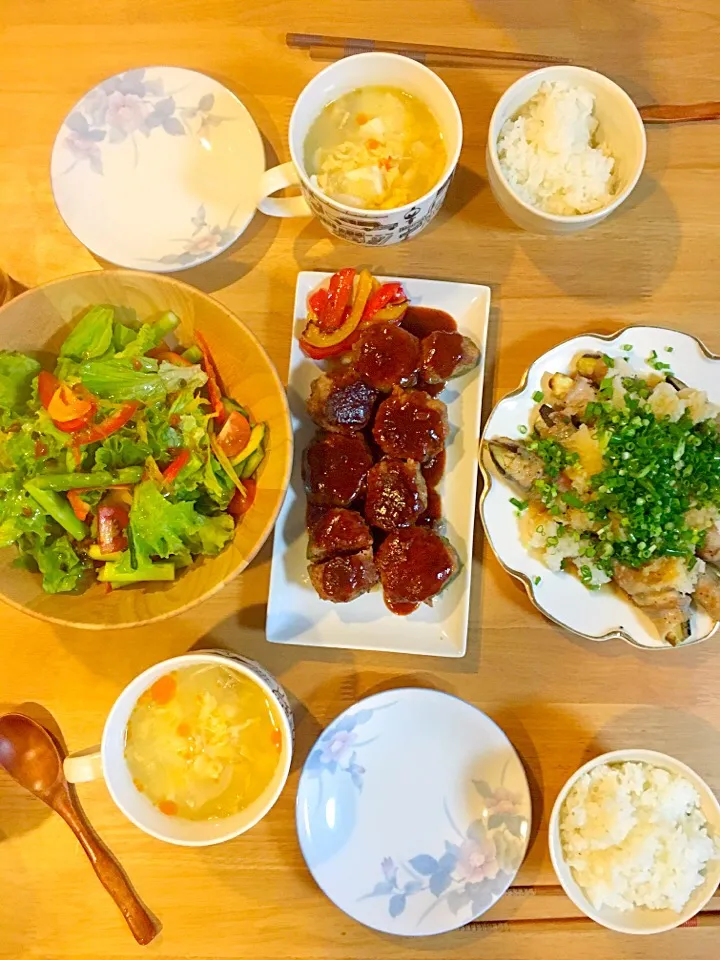 夜ご飯 ピーマン肉詰め 豚バラ肉ナス巻き サラダ ご飯 卵と野菜スープ|kasumiさん