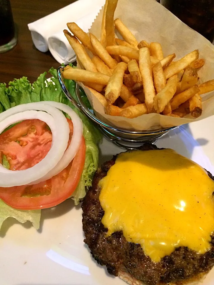 Angus Beef Cheese Burger & Fries|Milka Papricaさん