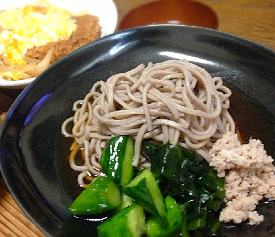 Snapdishの料理写真:昼ごはん 冷やし豚そぼろ蕎麦 カツ煮卵ソース 玉ねぎワカメスープ|ぽんたさん