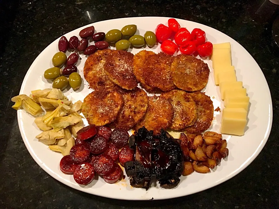 "The Plate" 
Fried Panko crusted eggplant,provolone stuff and assorted Greek olives, pan fried pepperoni, roasted garlic, peppadews, asiago cheese, portobello m|ernest ristiさん