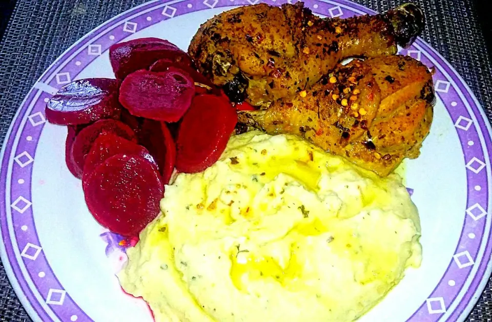 Baked Crushed Pepper Chicken Drumsticks With Creamy Parmesan Cheese Mashed Potatoes and Pickled Beets.|Juan Simmsさん