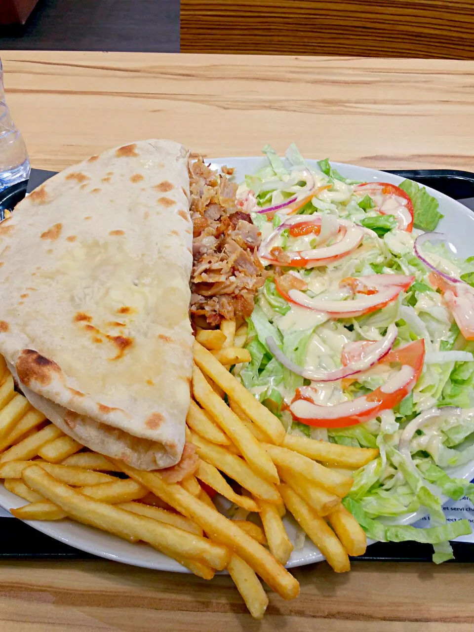 Assiette kebab (taco, barbecued pork, salad and fries)|Cherryさん