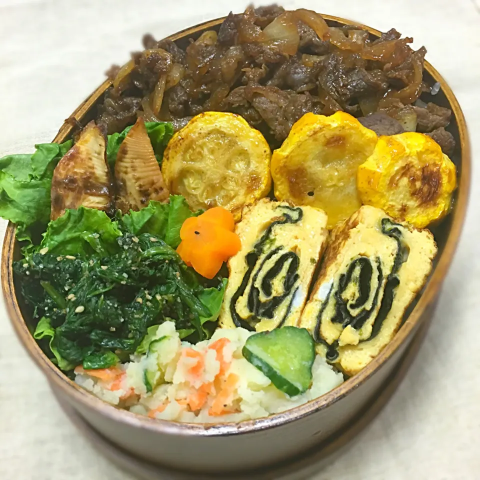 牛丼弁当

＊＊＊

甘辛こってり牛丼
タケノコの土佐煮
ポテトサラダ
ほうれん草の胡麻和え
うずまき卵焼き
黄色ズッキーニのソテー

＊＊＊|きょこさん