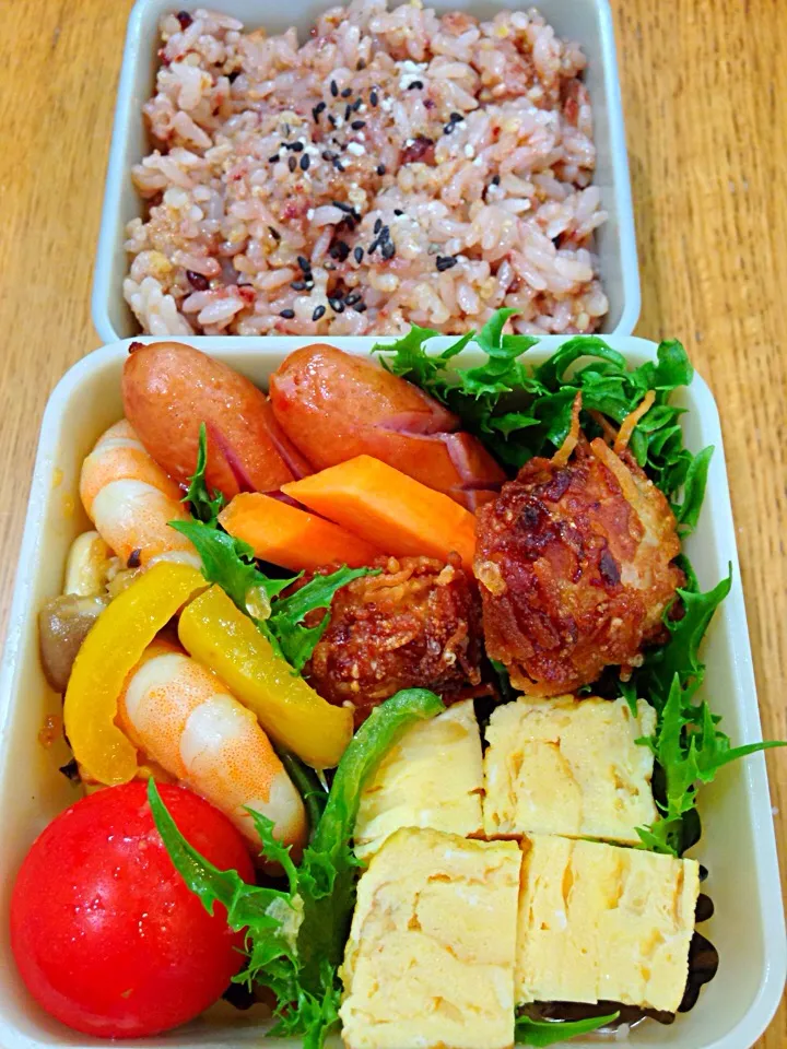 ちびのお弁当。イカシュウマイ揚げ、ウインナー、たまごやき、五穀米梅和えごはん、えび、パプリカ、シメジのマヨネーズ炒め。|泡子さんさん