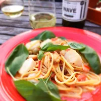 Spaghetti with scallops, fresh tomatoes, olive, feta cheese.|Akiko Nishimaeさん