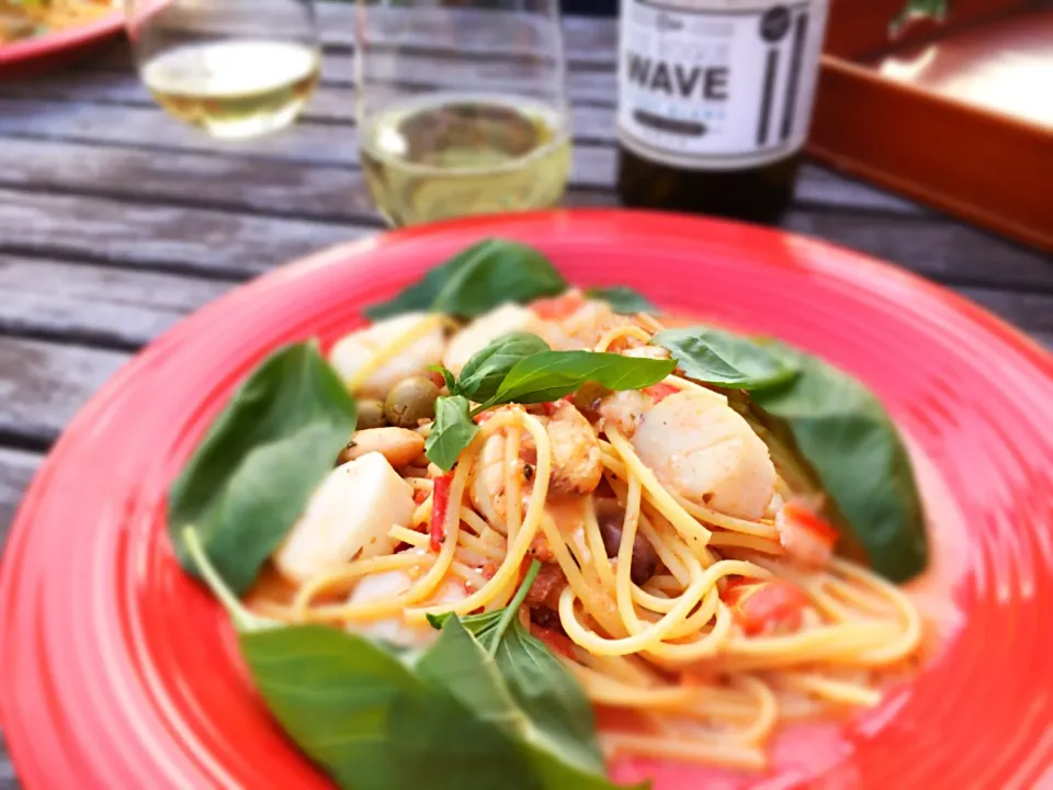 Spaghetti with scallops, fresh tomatoes, olive, feta cheese.|Akiko Nishimaeさん