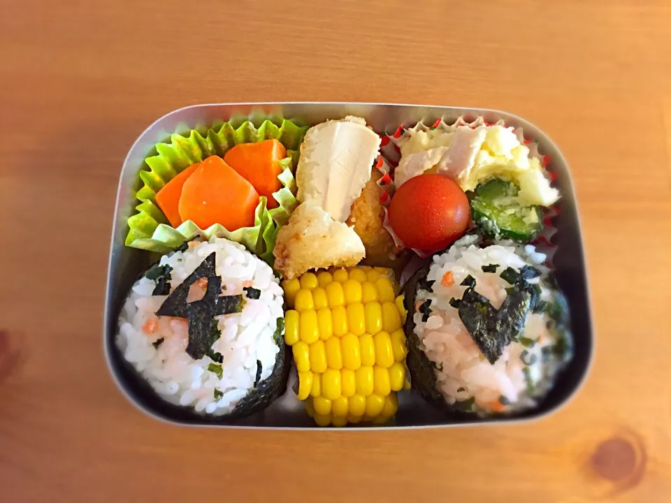 4歳誕生日弁当（好物詰めたらこうなった。シュールなおにぎりでごめん…）|りんごさん