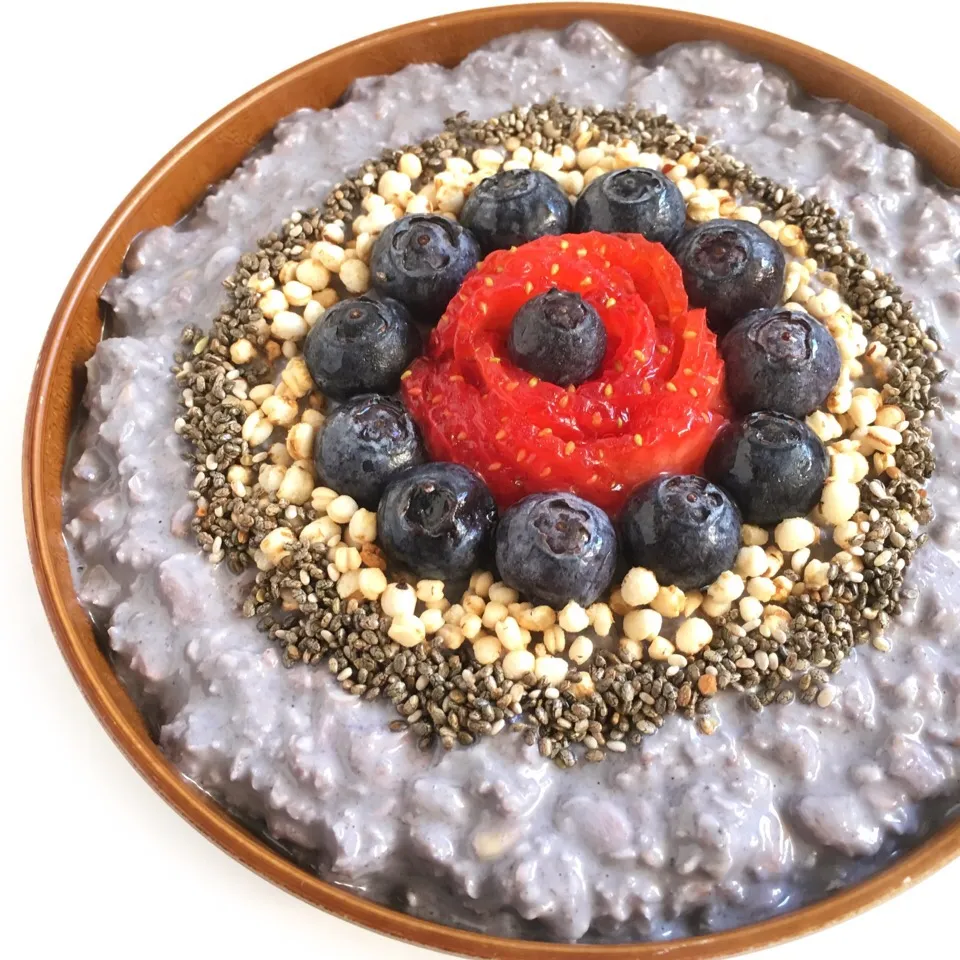 Maqui oats bowl with 🍓 🌹, blueberries, quinoa pops and chia|coxiella24さん