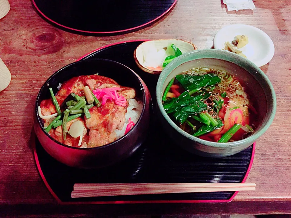 こちらは焼肉丼とおうどん🍜🌿✨|nacchan♪さん