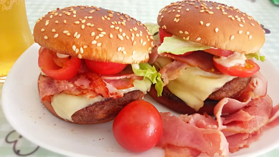 Snapdishの料理写真:一人でハンバーガー😊
今日は、お休みなので昼から🍺ビール。
家で採れたプチトマトも美味しい😊|Mitsuhiro.Sさん