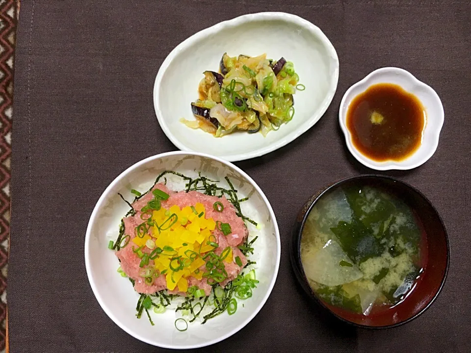 とろたく丼とキャベツと茄子の和えもの|ゆみっこのお豆さんさん