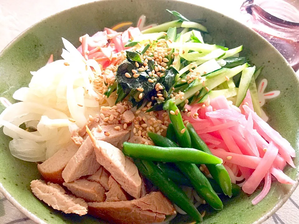 冷蔵庫のあり物DEぶっかけ素麺
タレは煮豚と煮卵のタレをアレンジしてサッパリ爽やか😊|tabyさん