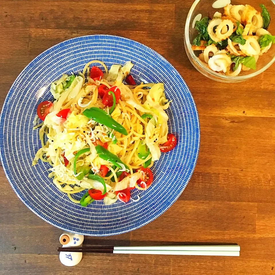 お昼ごはん。キャベツ、ピーマン、しらすのペペロンチーノ。ベビーリーフとちくわのサラダ。|yukko7740さん