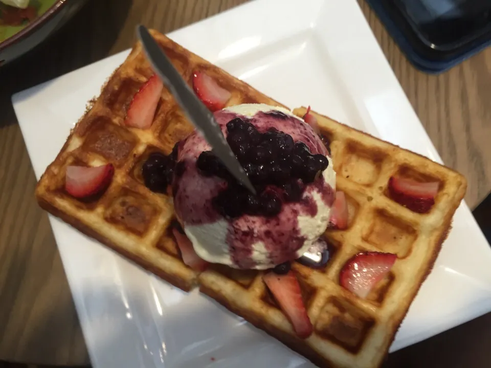 Yummy ice cream berry topped by waffle|janiceさん