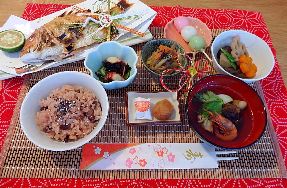 Snapdishの料理写真:♡お食い初め膳♡
＊連子鯛の塩焼き
＊蛸と胡瓜とワカメの酢の物
＊きんぴらごぼう
＊筑前煮
＊醤油ベースのお雑煮
＊お赤飯
＊三色団子|モケモケさん