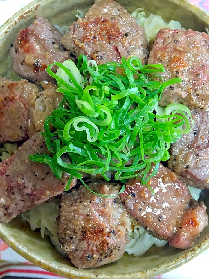 黒胡椒ガーリック味のステーキ丼|寧々栄養士さん