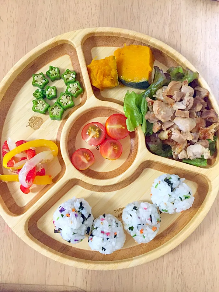 さな飯(照り焼きチキン かぼちゃの煮物 パプリカとツナのマリネ オクラの茹でびたし ミニトマト ふりかけおにぎり)#1歳6ヶ月#離乳食完了期#さな飯|えりこさん