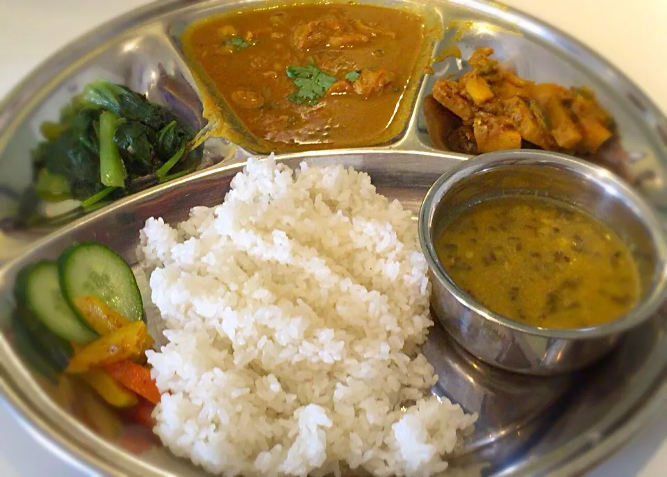 けふは、お客さんの希望で、食べログでも評価の高きカレー屋さんで昼餉…………私、ここのダメです😢|にゃあ（芸名）さん