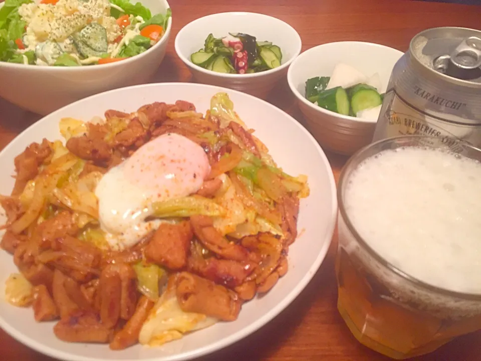 Snapdishの料理写真:もつキャベツ炒め丼温玉乗せ＊ポテトサラダ＊酢の物(^O^)|basilさん