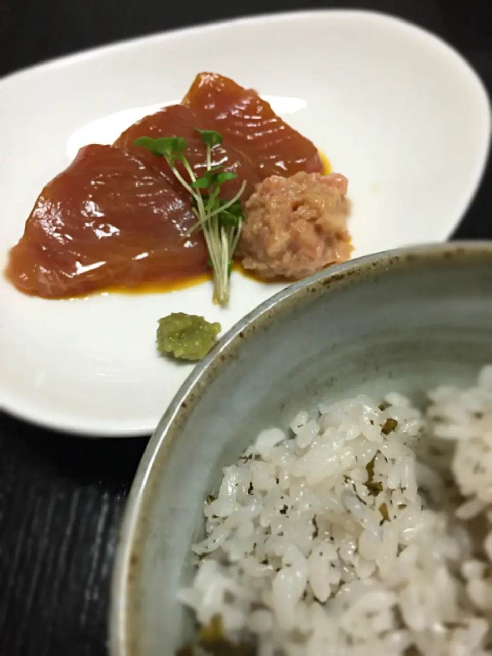 よこわまぐろのヅケと
ゆかり紫蘇ご飯|あきはさん