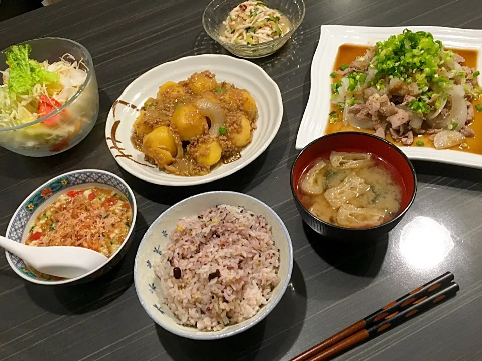 今日のご飯🍴

＊豚肉のおろしポン酢
＊じゃがいものひき肉あんかけ
＊長芋ナムル
＊野菜納豆
＊ナスのお味噌汁|anzさん