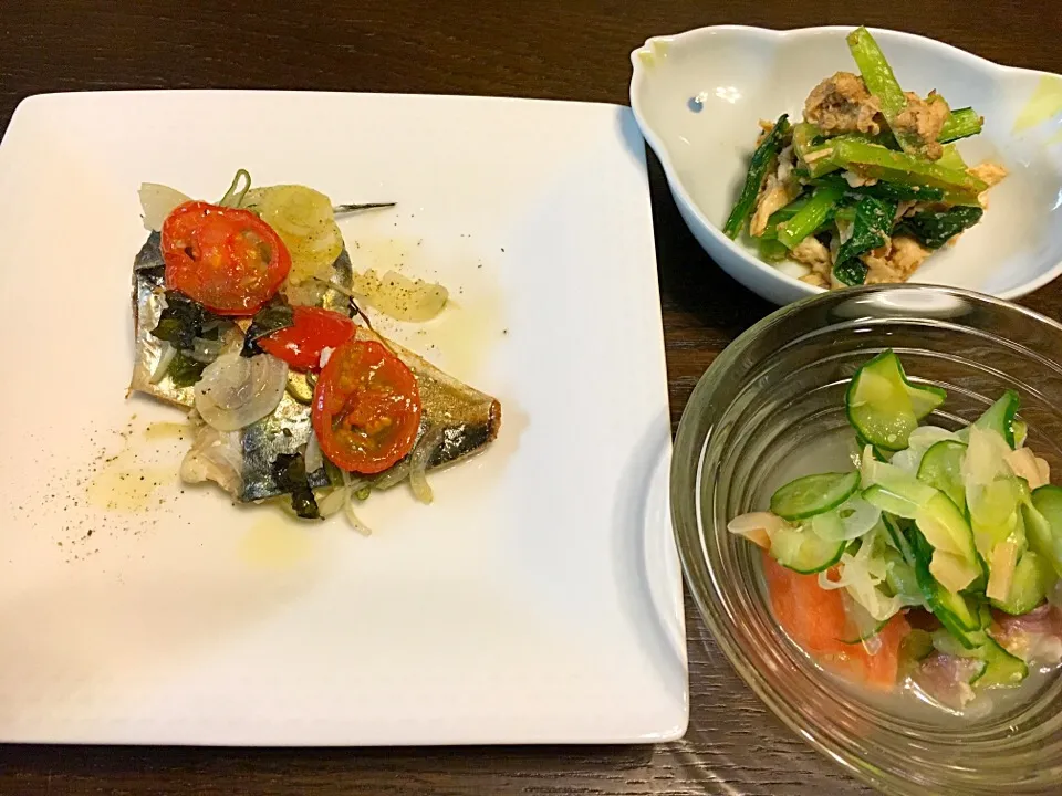 Snapdishの料理写真:さばのハーブ焼き
小松菜とササミの胡麻和え
キュウリと玉ねぎと刺身の酢の物|カドラさん